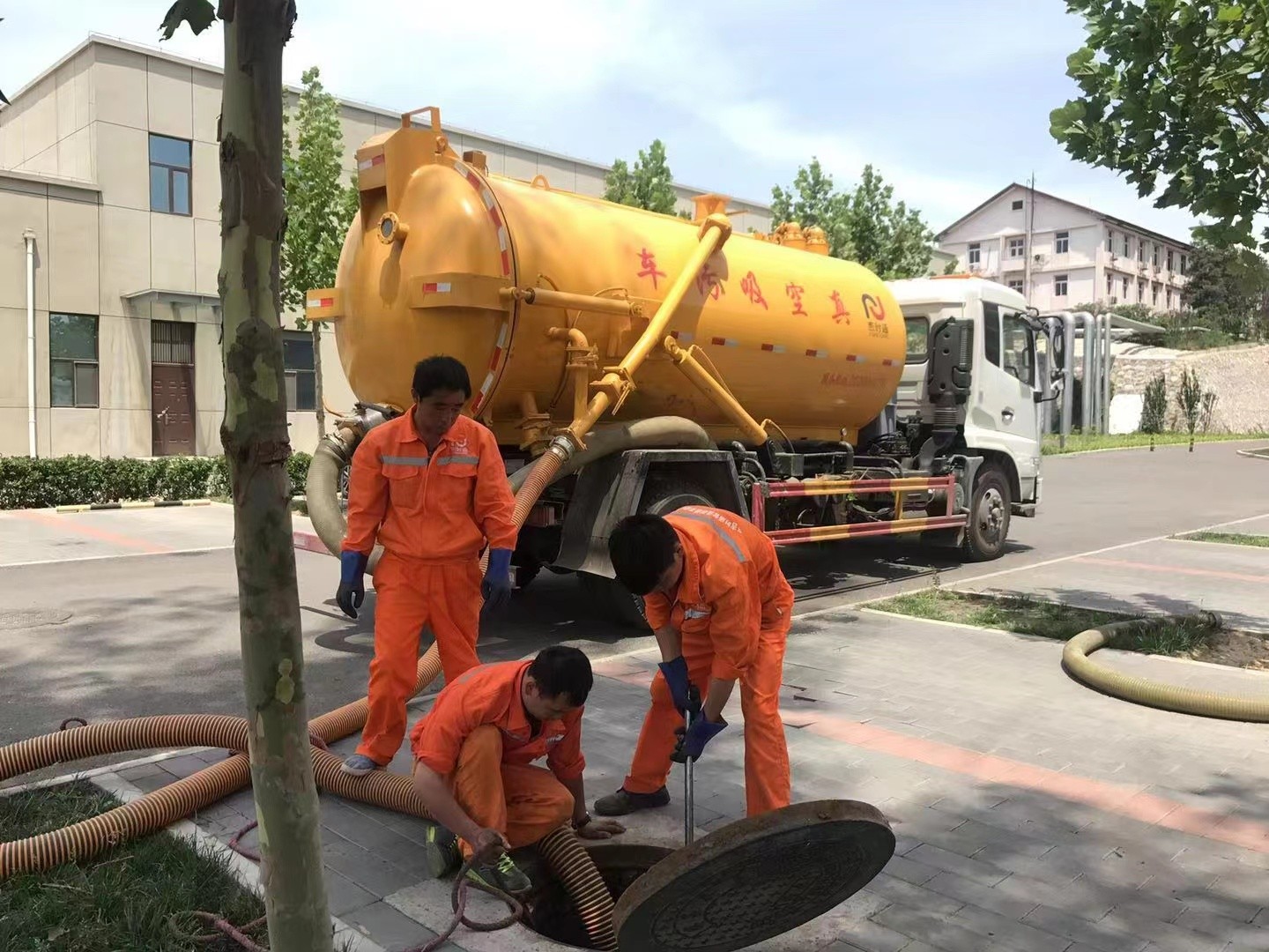 淳安管道疏通车停在窨井附近