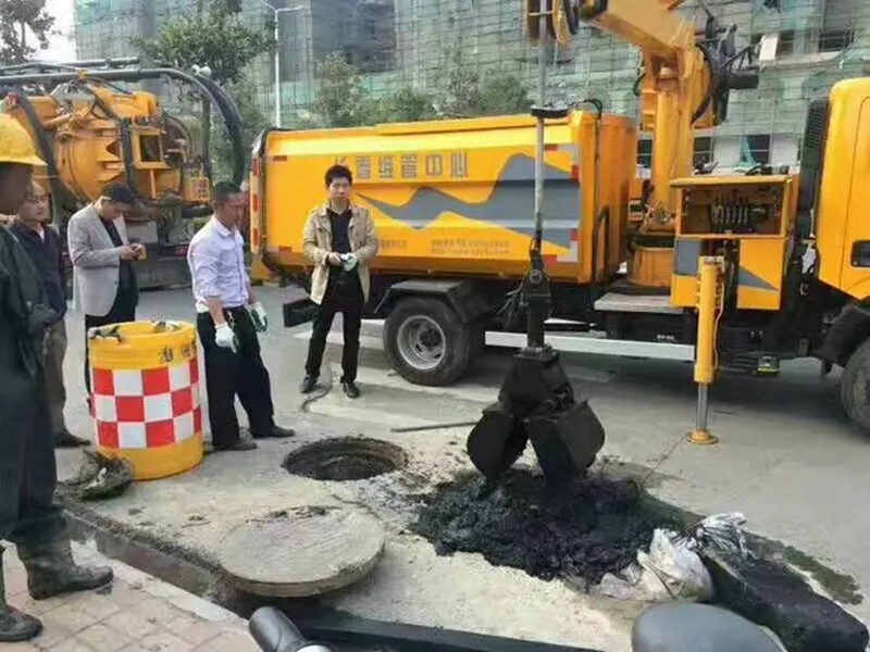 淳安街道：网格员化身“清道夫”，为民解忧疏通“堵心”化粪池