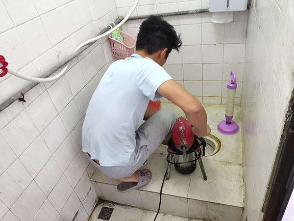 淳安肥皂掉到马桶里把马桶堵住了怎么办？马桶堵住了怎么办